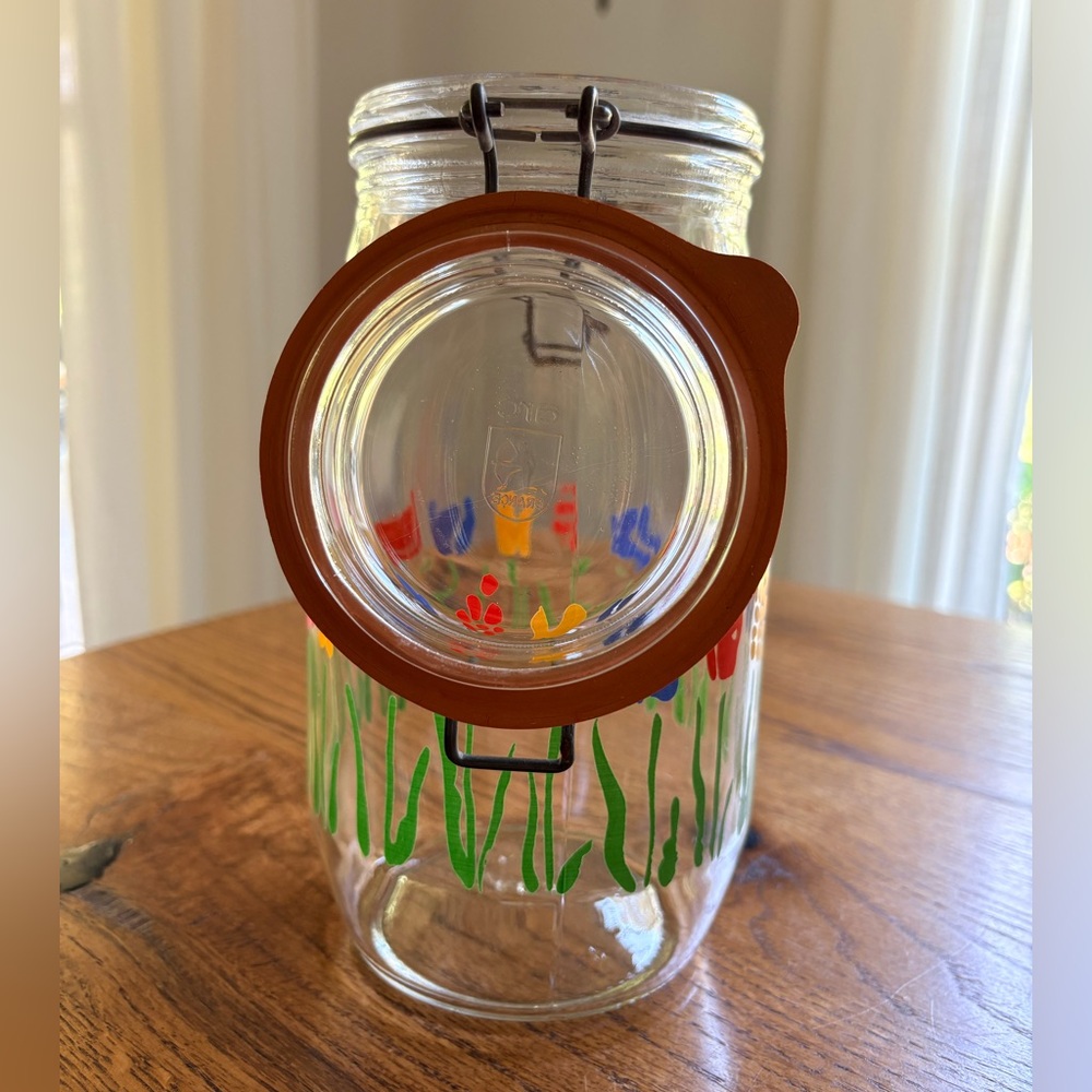 Vintage Arc 1.2L clamp jar with flowers- made in France- ~9 inches - Picture 3 of 16
